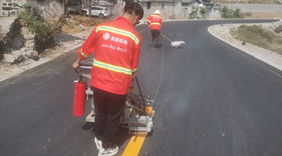 热熔标线施工后出现波浪线的原因及处理方法？