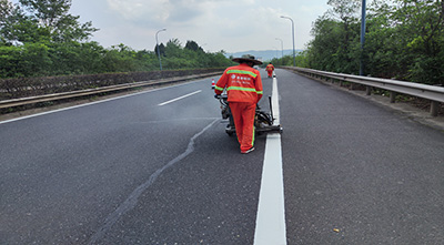 道路划线施工后出现裂缝如何处理？